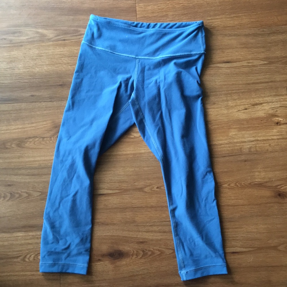 Light peacock blue lululemon crops size 6